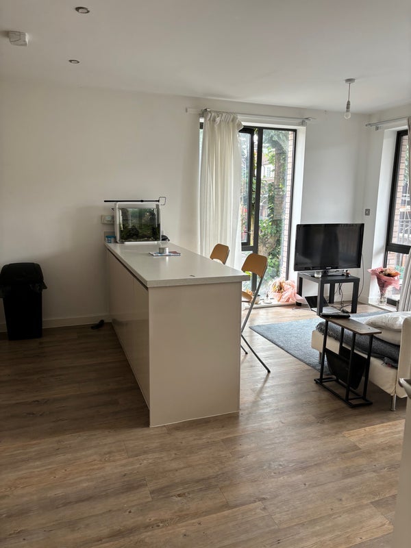 Room Rotherhithe Street in Greater London