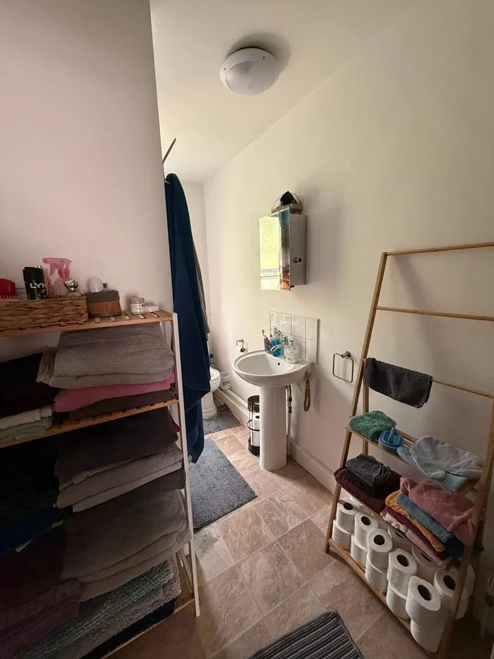 Room Oval Road in Greater London