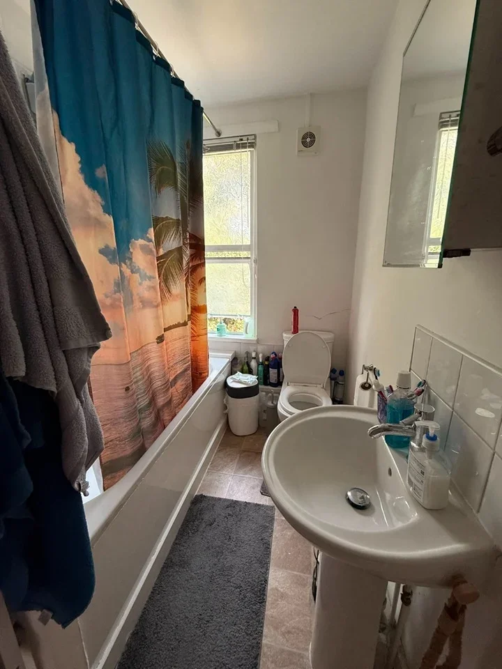 Room Oval Road in Greater London