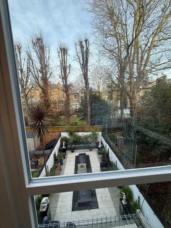 Flat Holland Road in Greater London