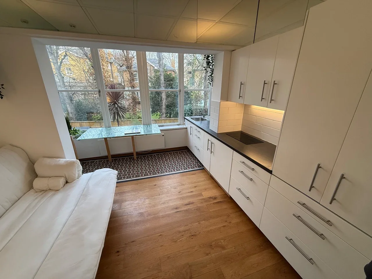 Flat Holland Road in Greater London