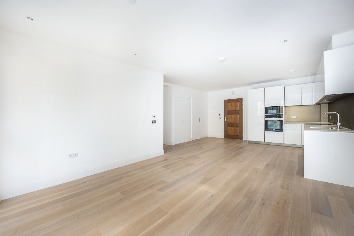 Flat Broom Road in Greater London