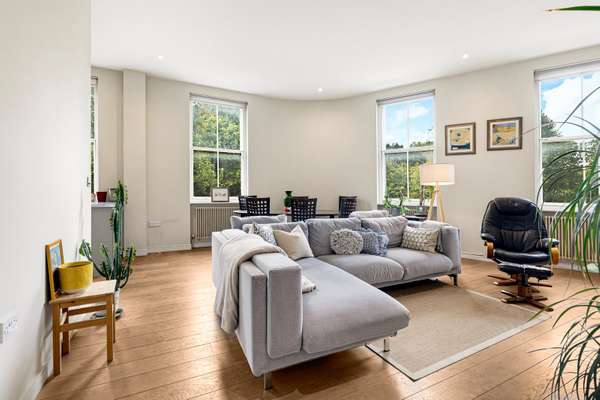 Flat Trinity Road in Greater London