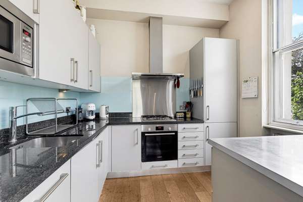 Flat Trinity Road in Greater London