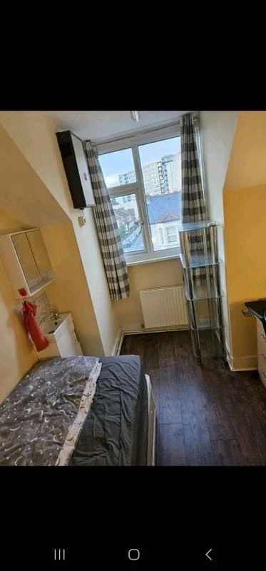 Room Mink Court in Greater London