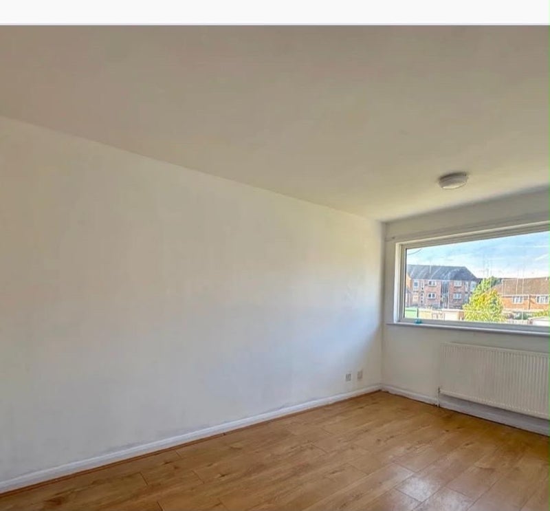 Room Flanders Road in Greater London