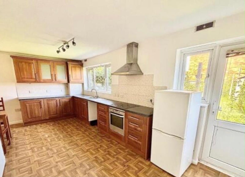 Room Flanders Road in Greater London