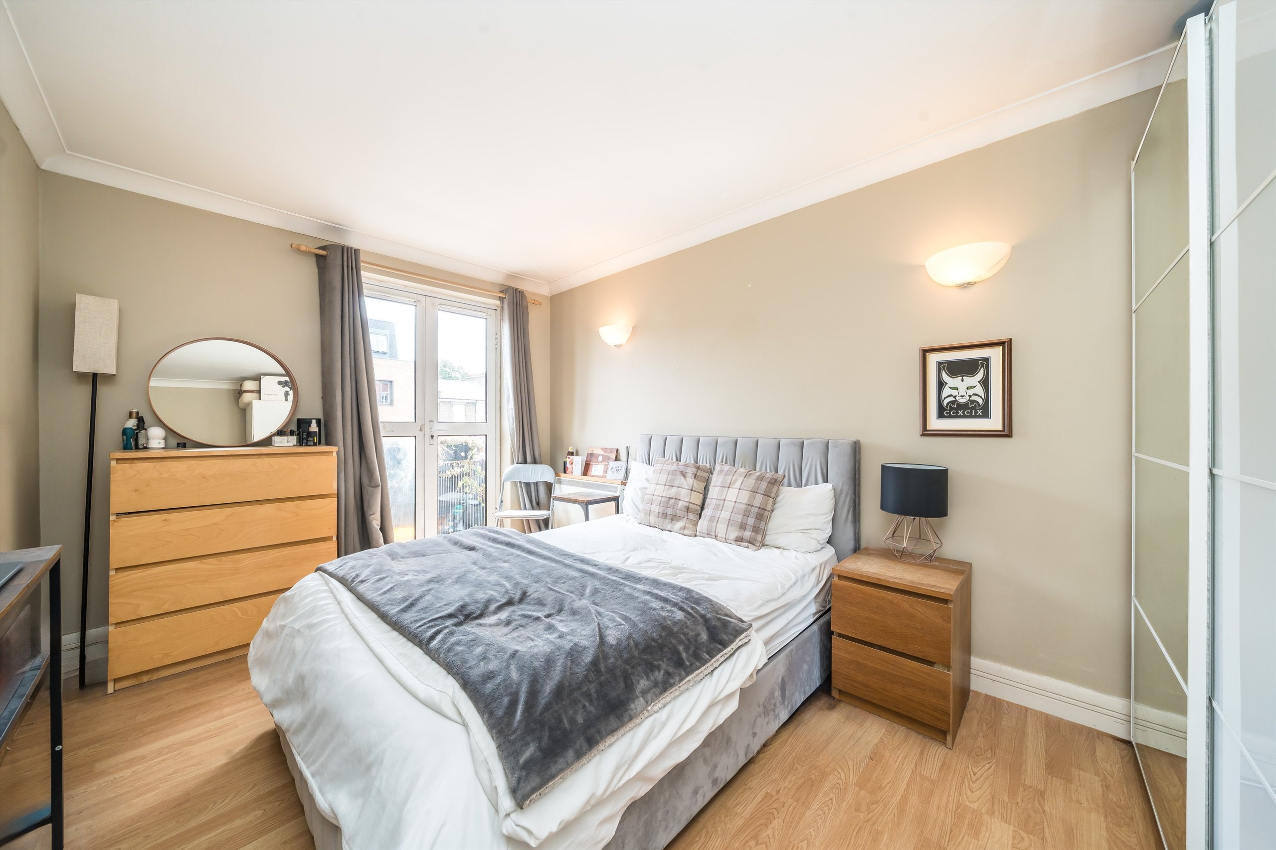 Flat Clapham High Street in Greater London