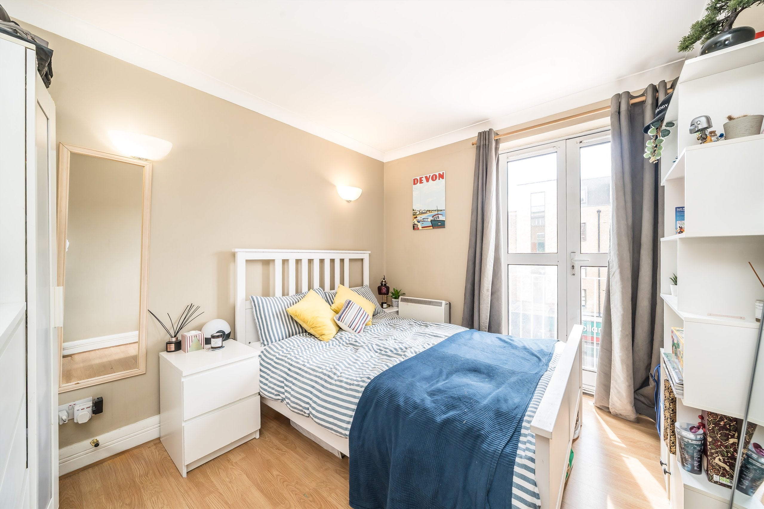 Flat Clapham High Street in Greater London