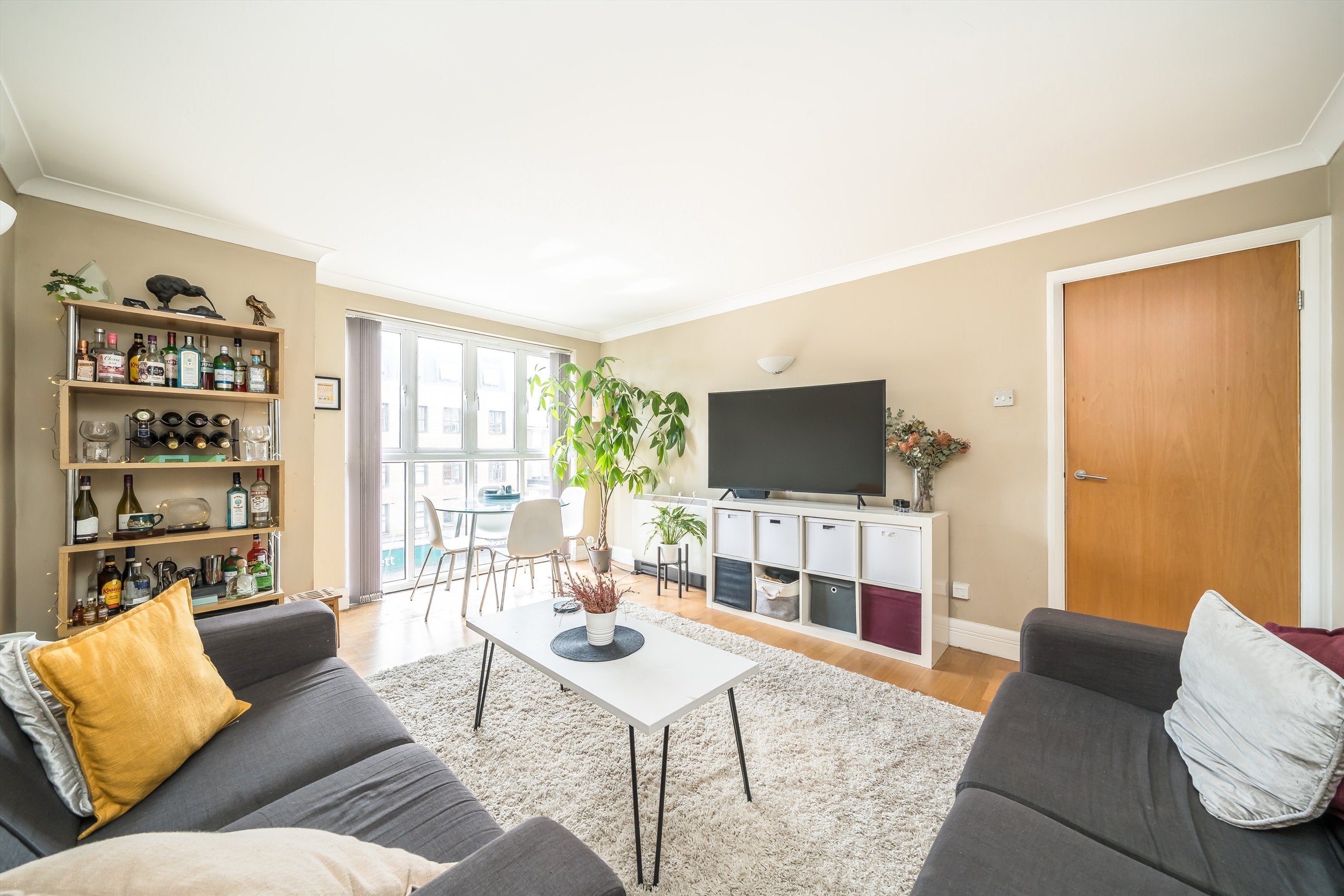 Flat Clapham High Street in Greater London
