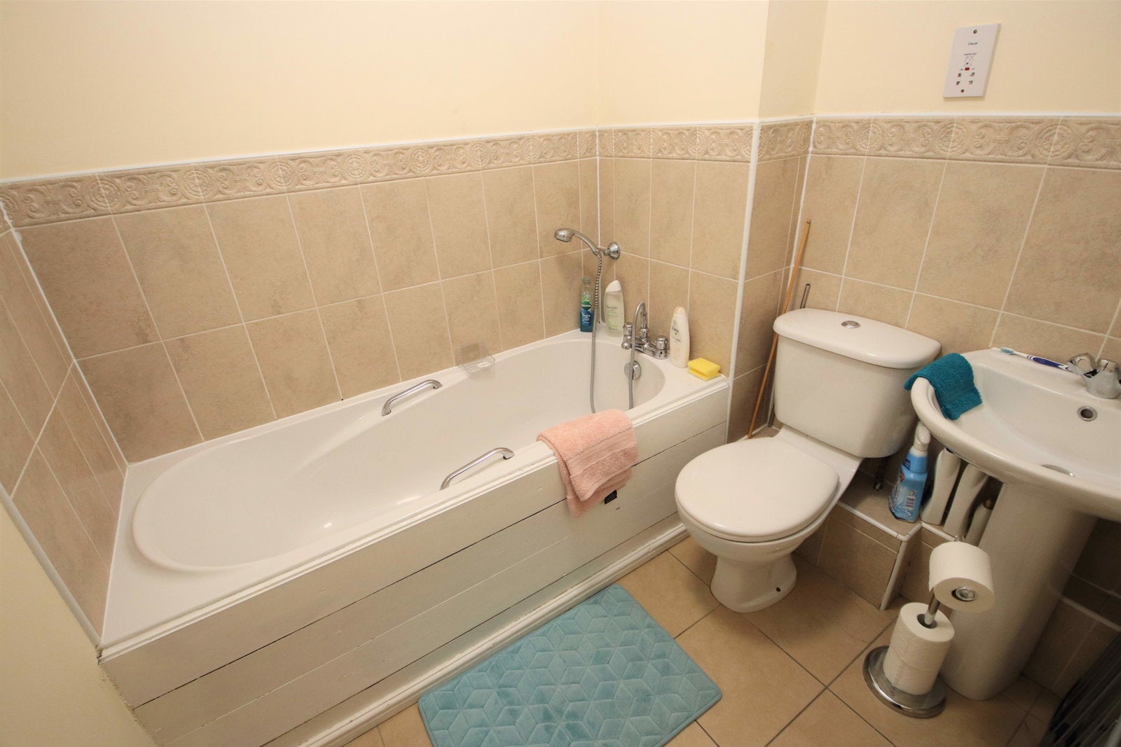 Flat Kingsbury Close in Bury