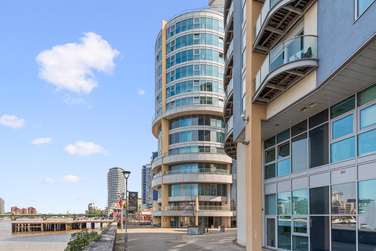 Flat Bridges Court in Greater London