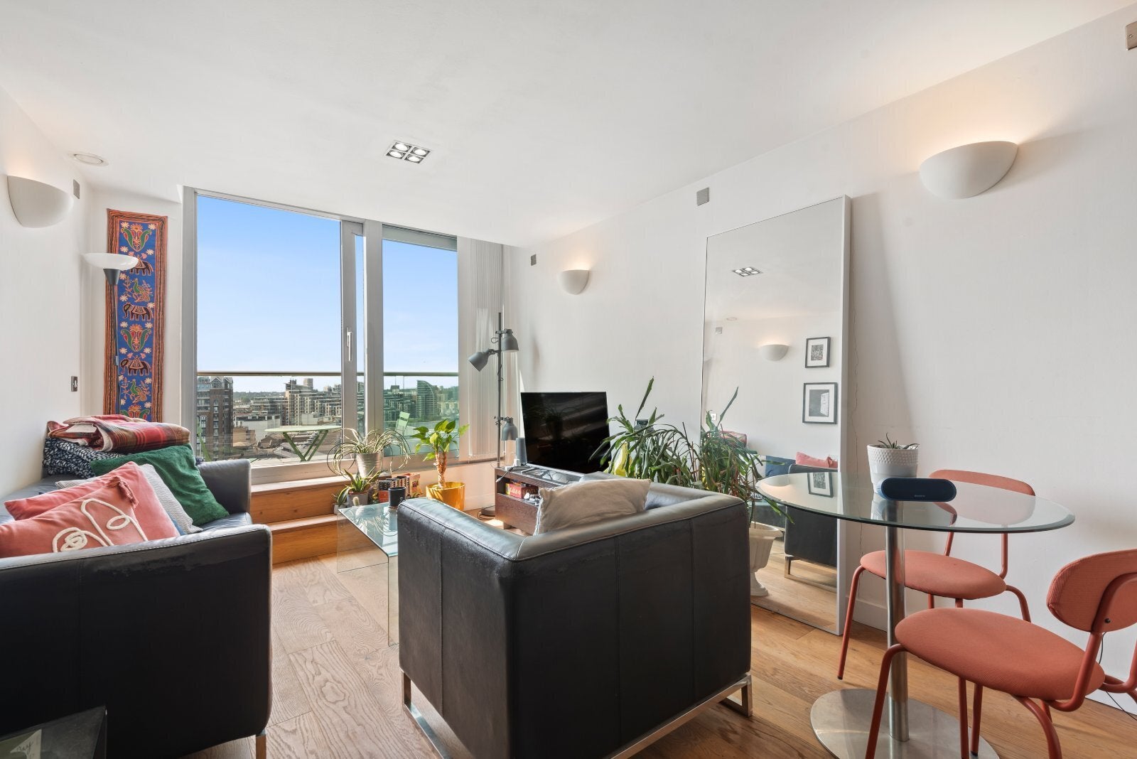 Flat Bridges Court in Greater London