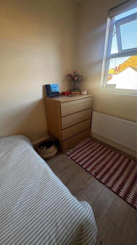 Room Wargrave Avenue in Greater London