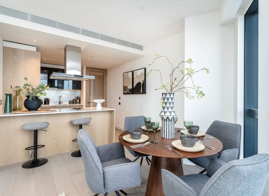 Flat Carnation Way in Greater London