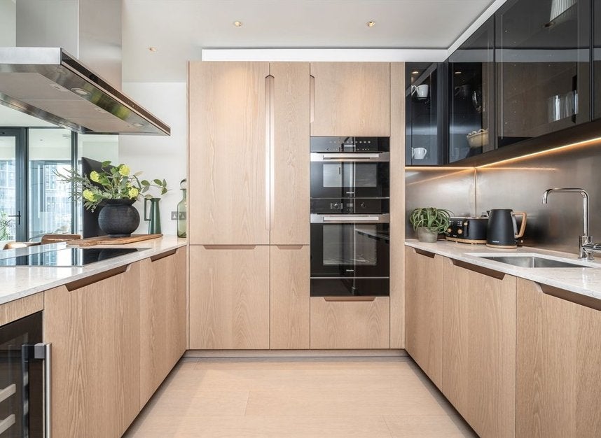 Flat Carnation Way in Greater London