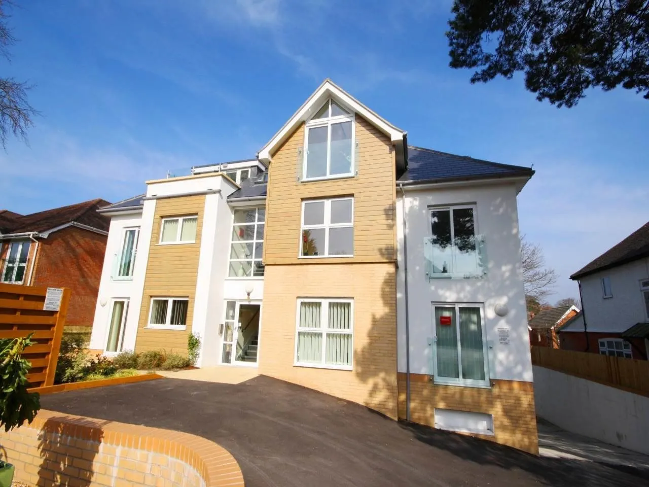 Flat Penn Hill Avenue in Poole