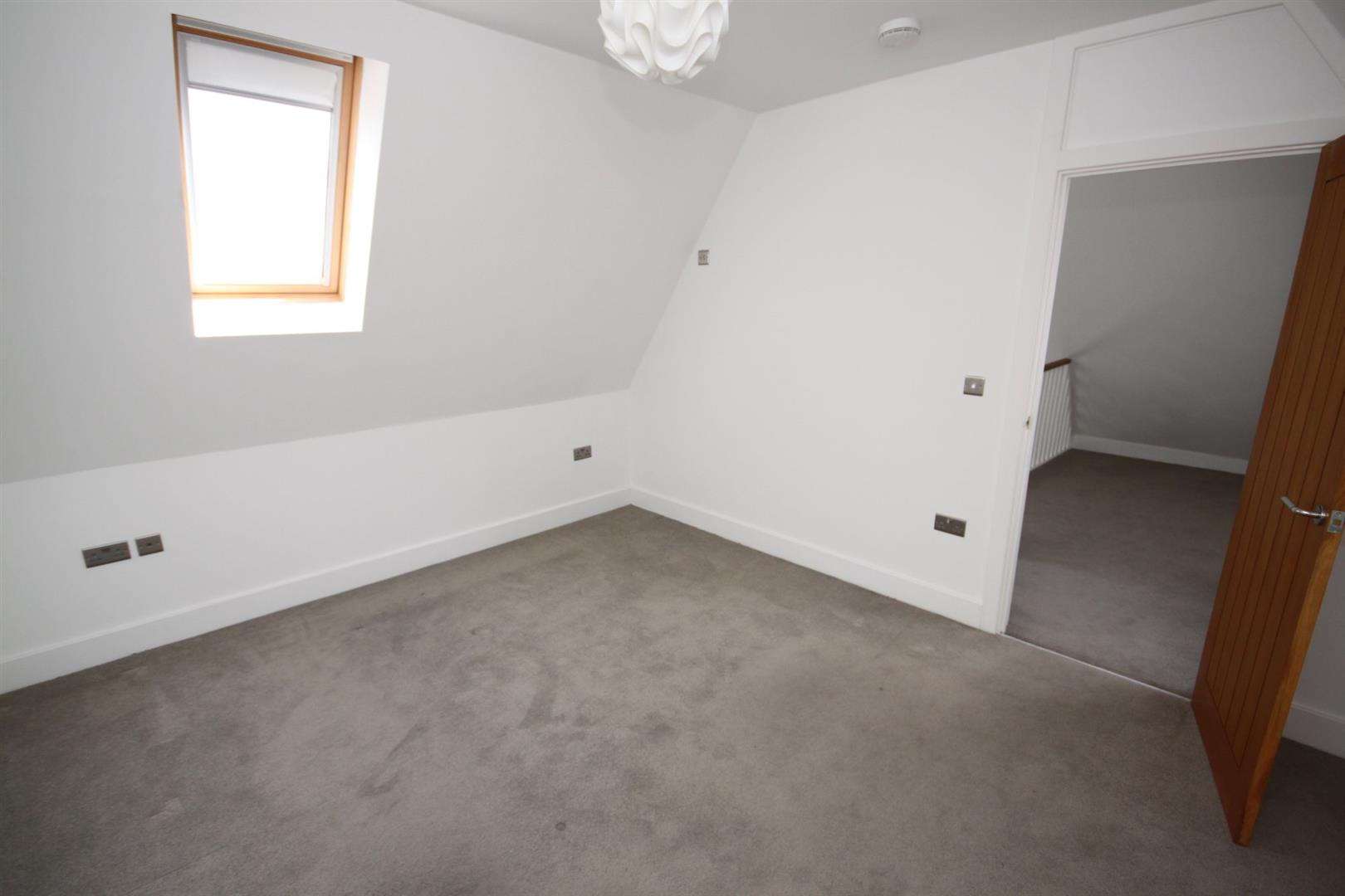 Flat Woodhurst Avenue in Greater London