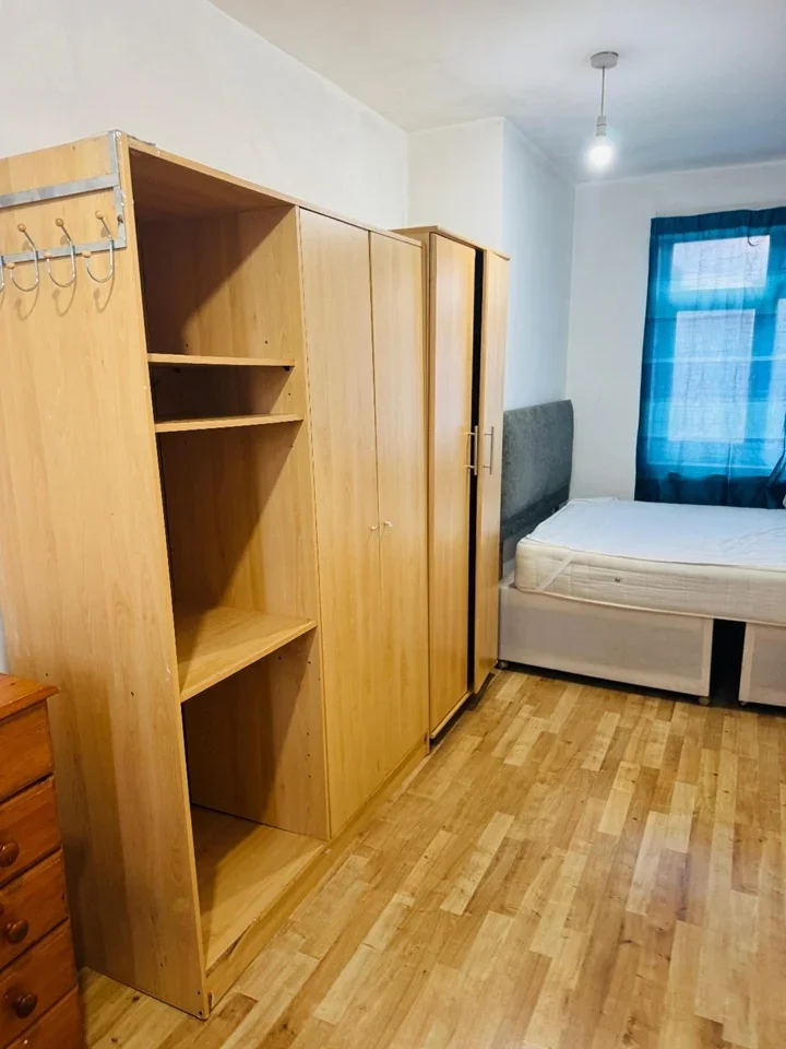 Flat Elton Avenue in Greater London
