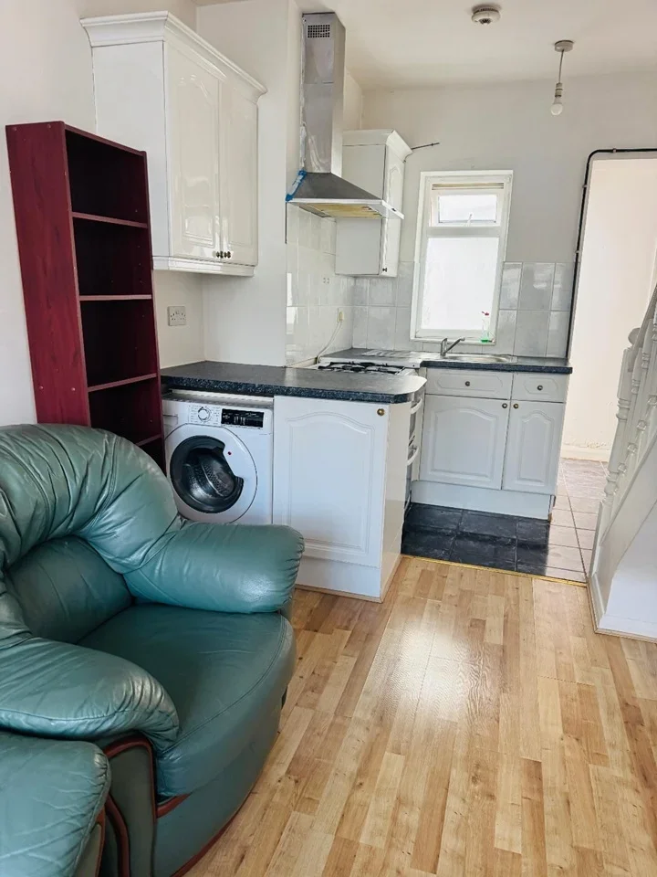 Flat Elton Avenue in Greater London