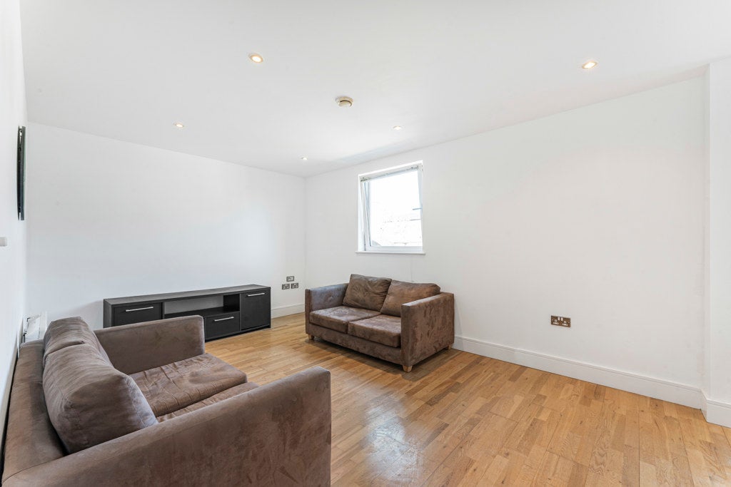 Flat Cheshire Street in Greater London