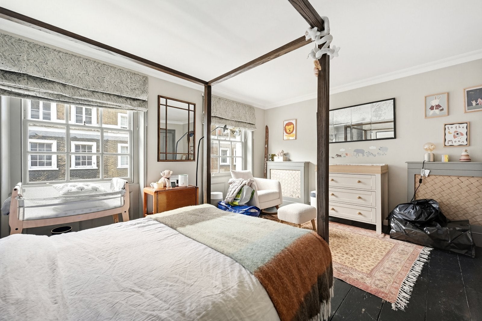 Flat Beauchamp Place in Greater London