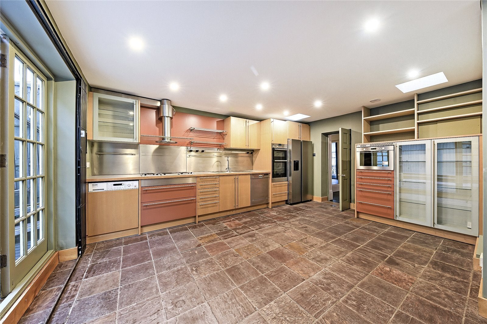 Flat Beauchamp Place in Greater London