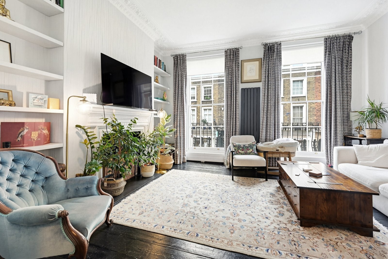Flat Beauchamp Place in Greater London