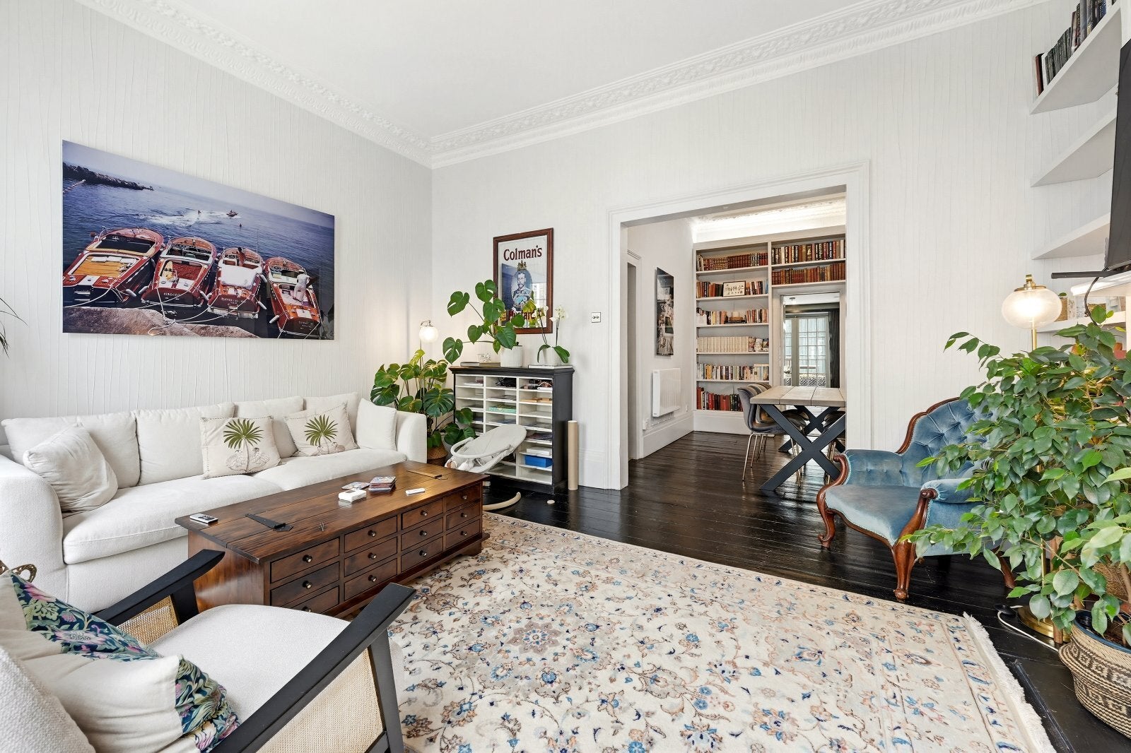 Flat Beauchamp Place in Greater London