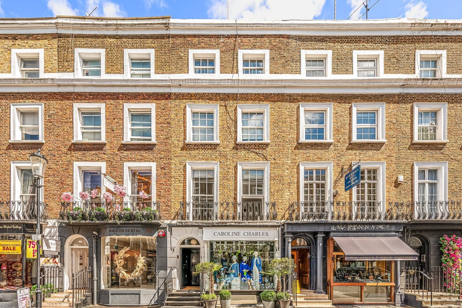 Flat Beauchamp Place in Greater London