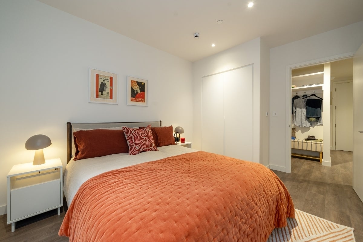 Flat Ribbon Lane in Greater London