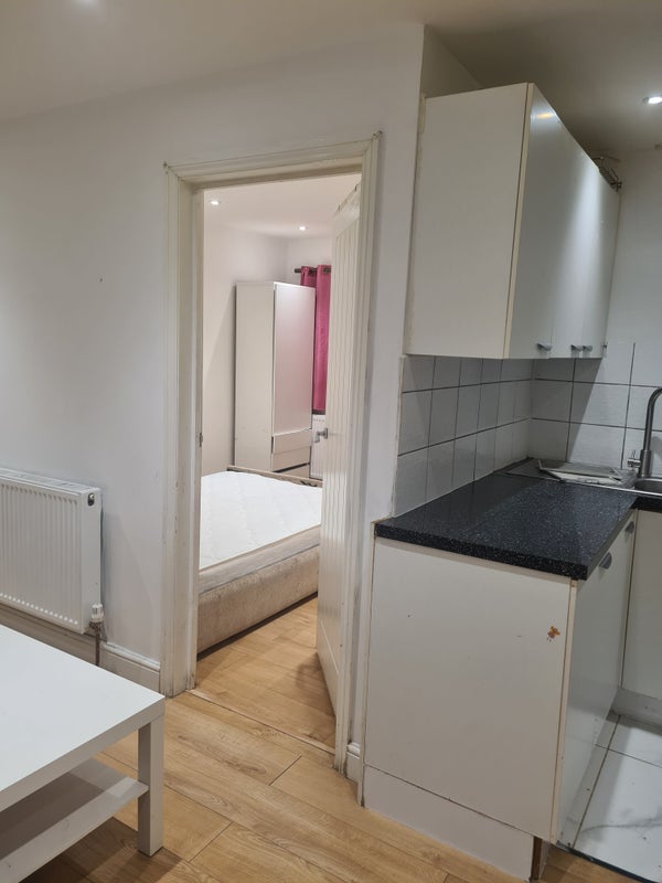 Room Surrey Avenue in Slough