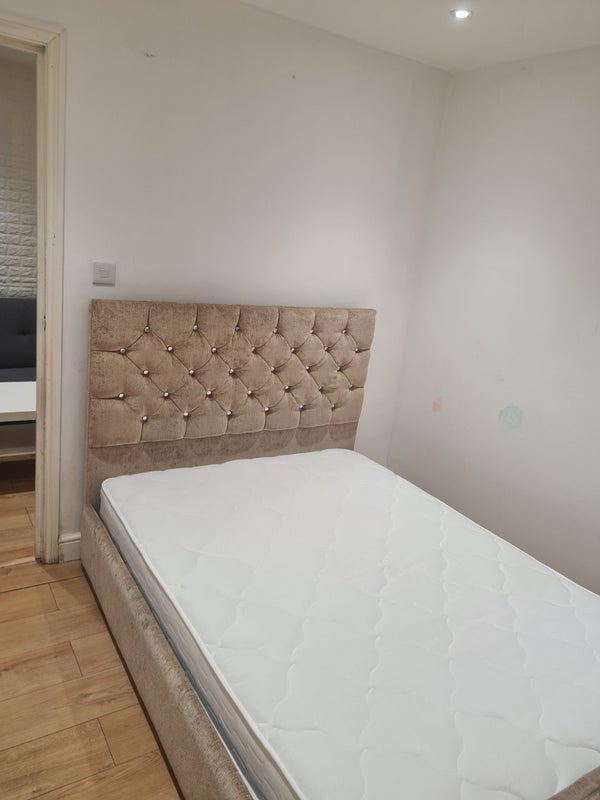 Room Surrey Avenue in Slough