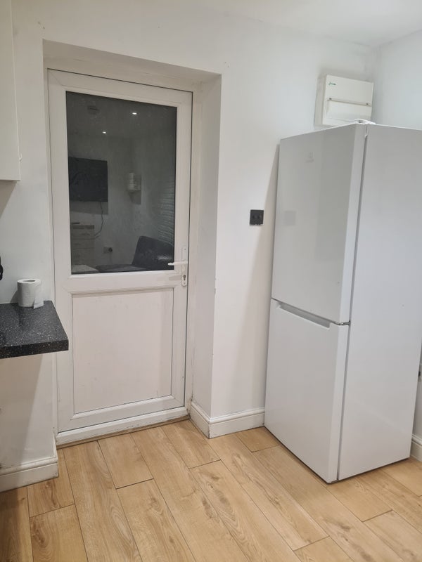 Room Surrey Avenue in Slough