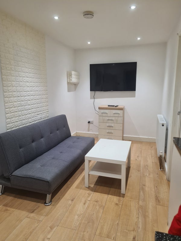 Room Surrey Avenue in Slough