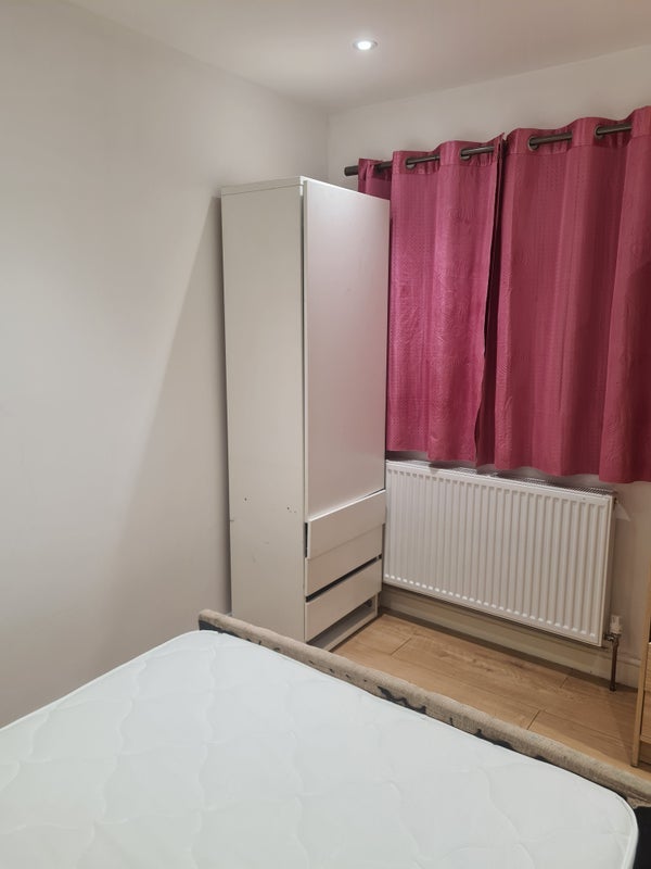 Room Surrey Avenue in Slough