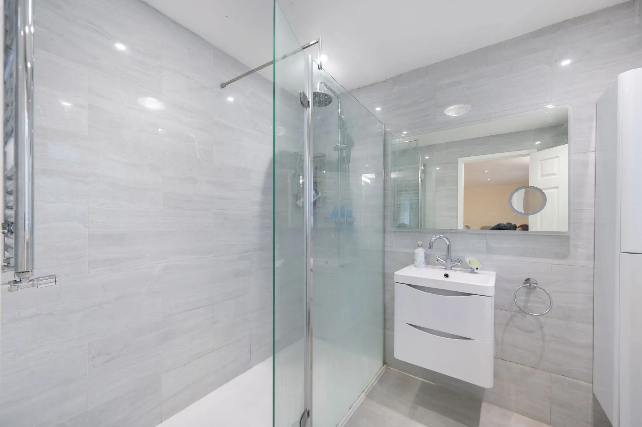 Flat Eastcote Avenue in Greater London