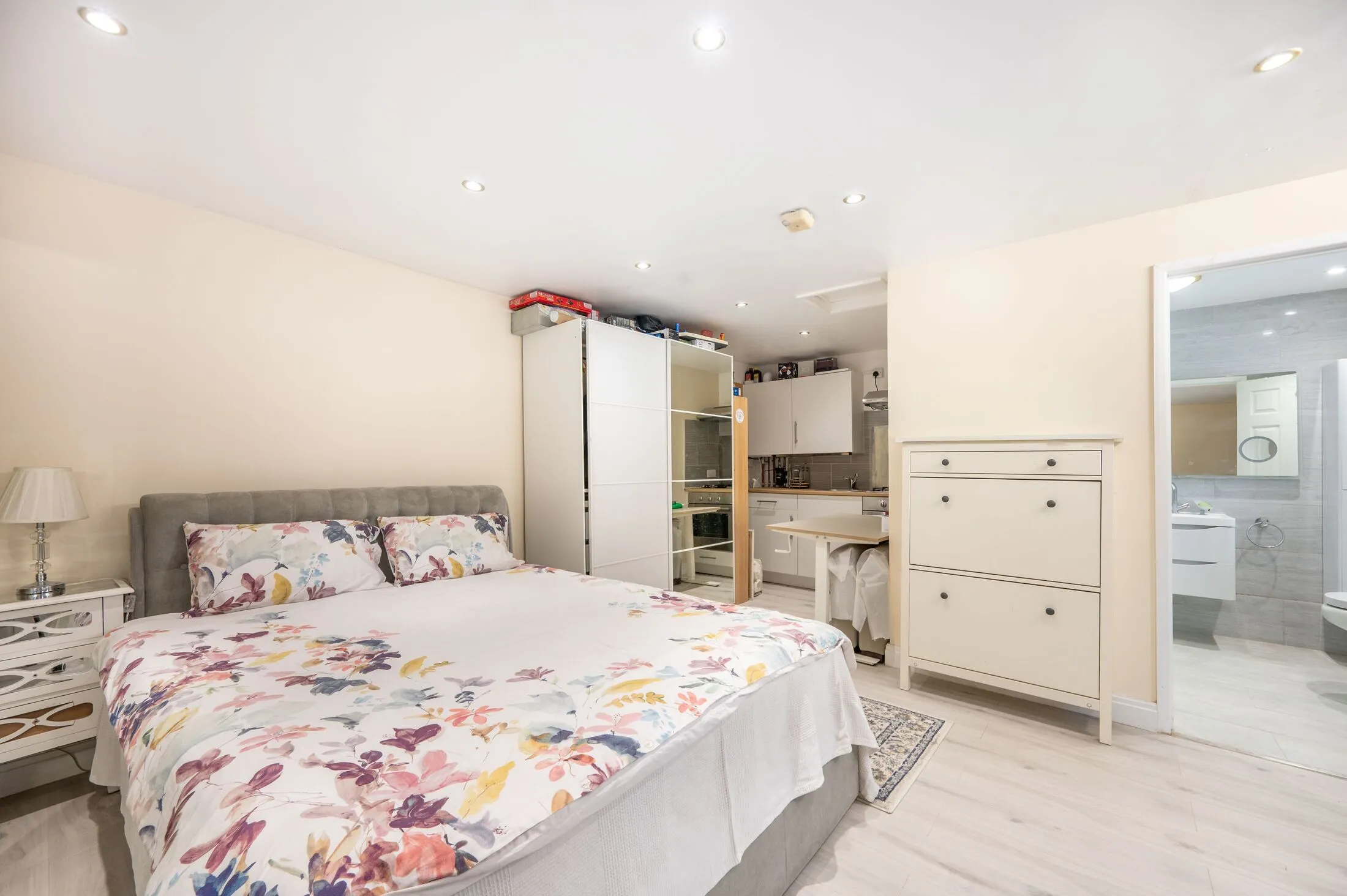 Flat Eastcote Avenue in Greater London