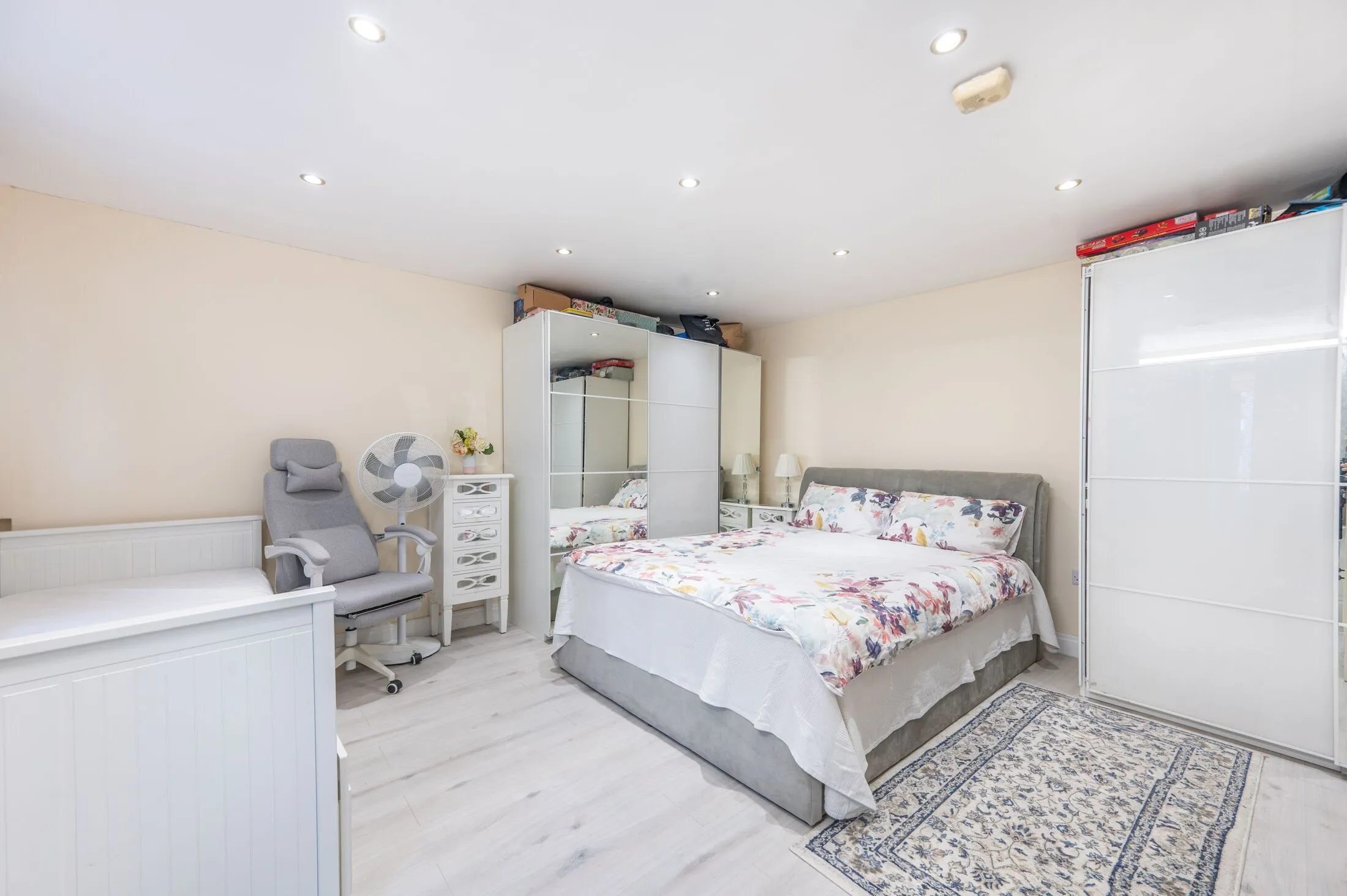 Flat Eastcote Avenue in Greater London