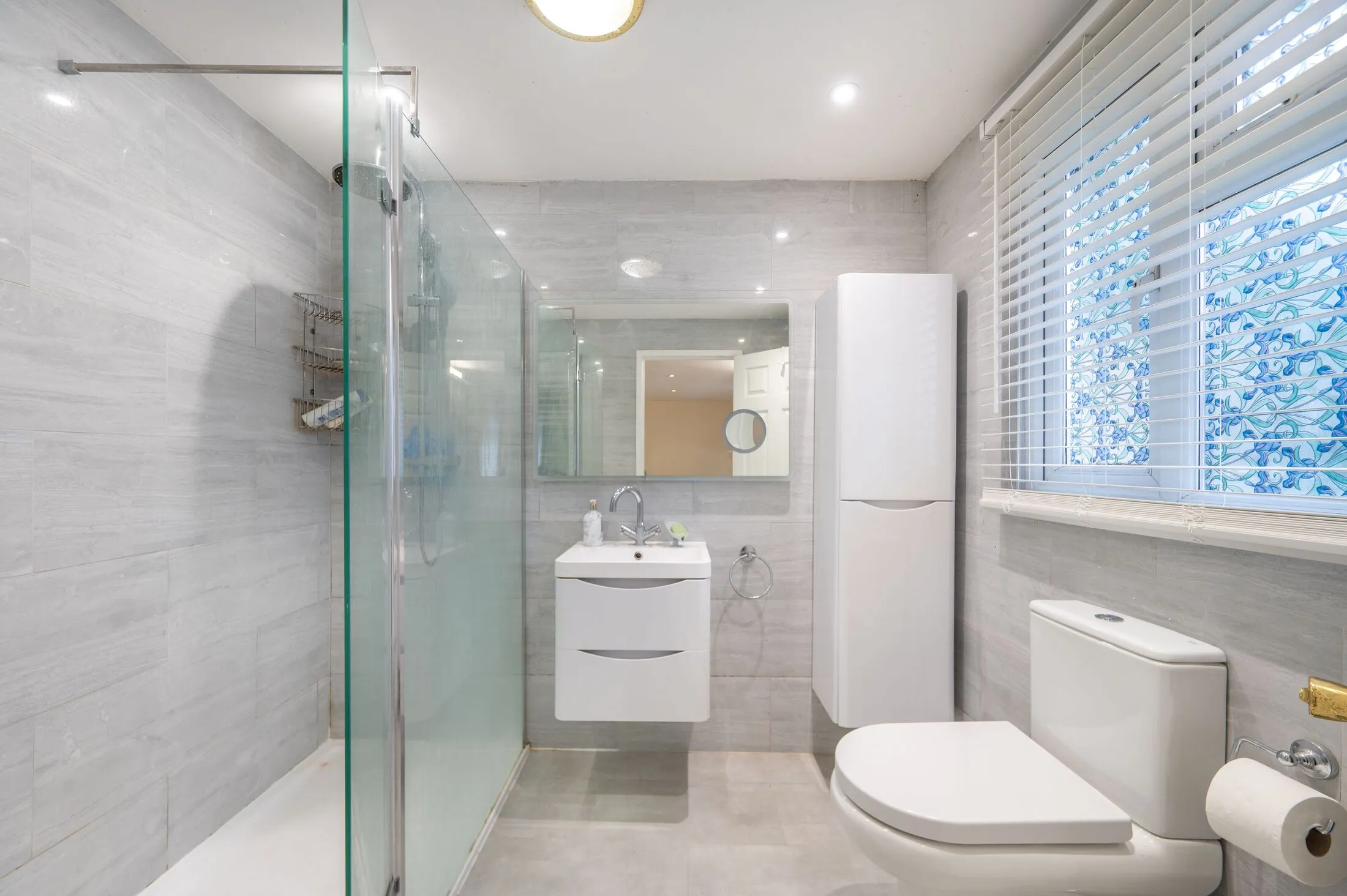 Flat Eastcote Avenue in Greater London