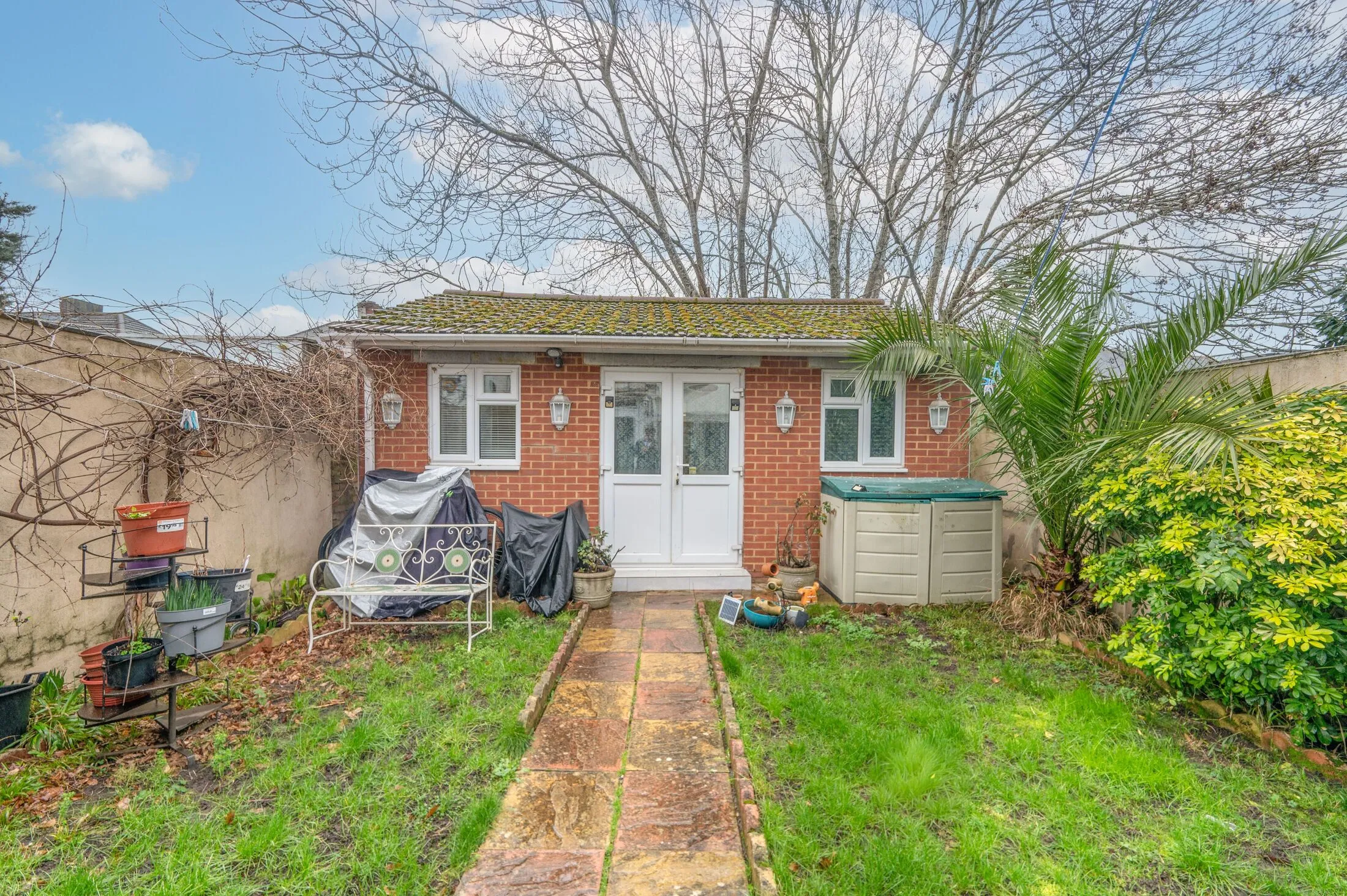 Flat Eastcote Avenue in Greater London
