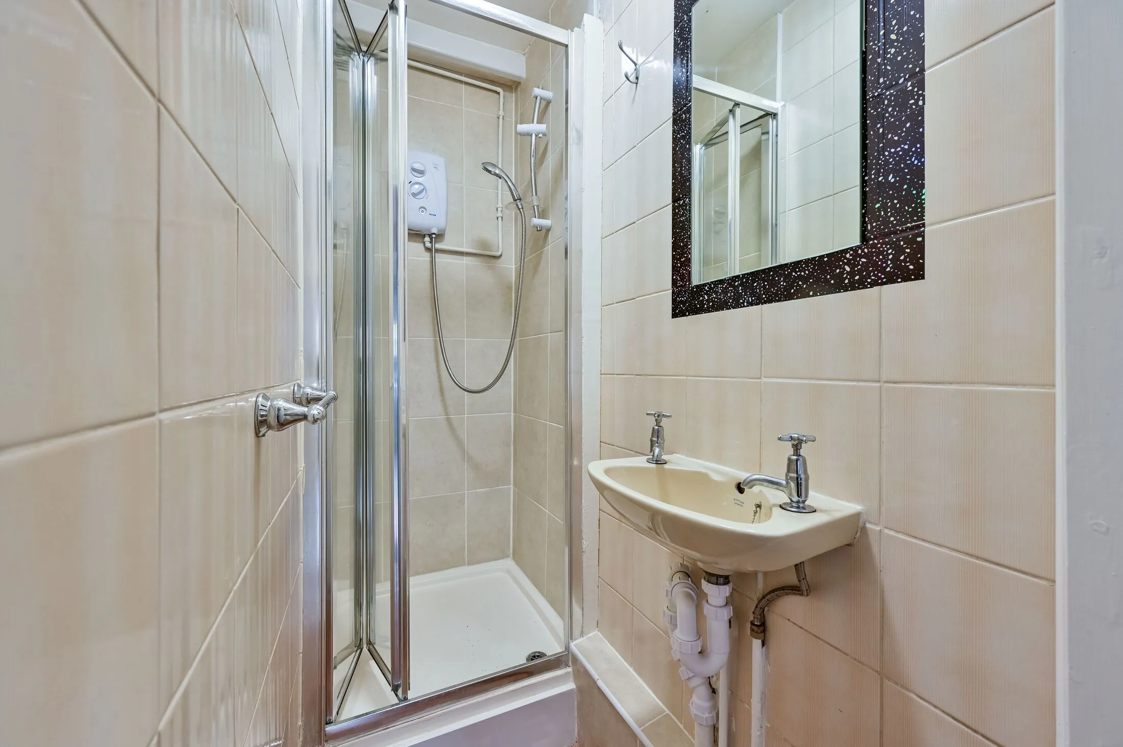 Flat Hackney Road in Greater London