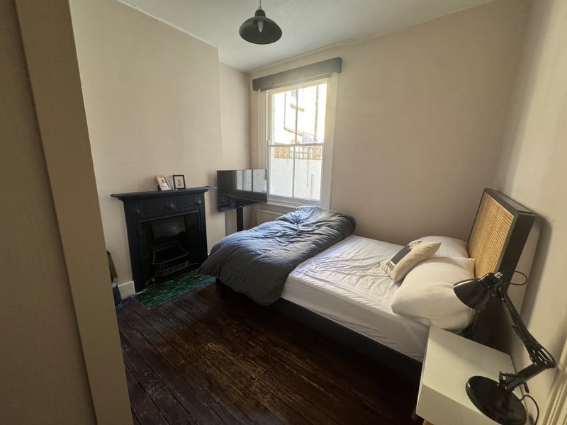 Room Dumbarton Road in Greater London