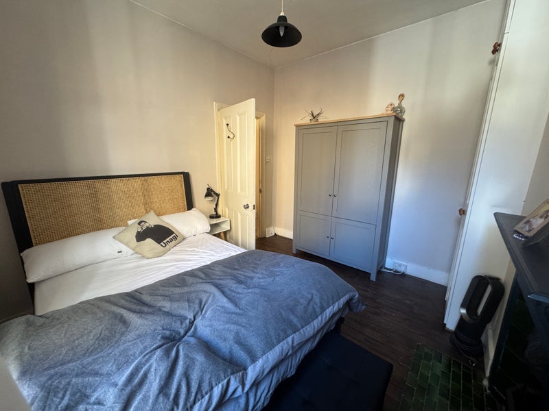 Room Dumbarton Road in Greater London
