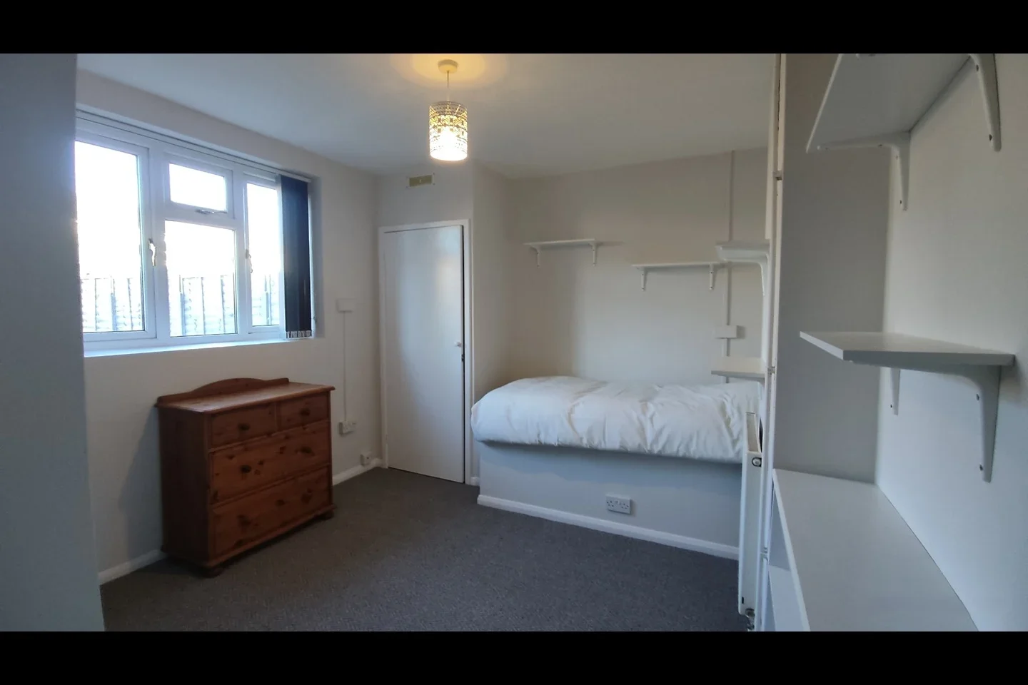 Room Bletchingley Road in Reigate and Banstead