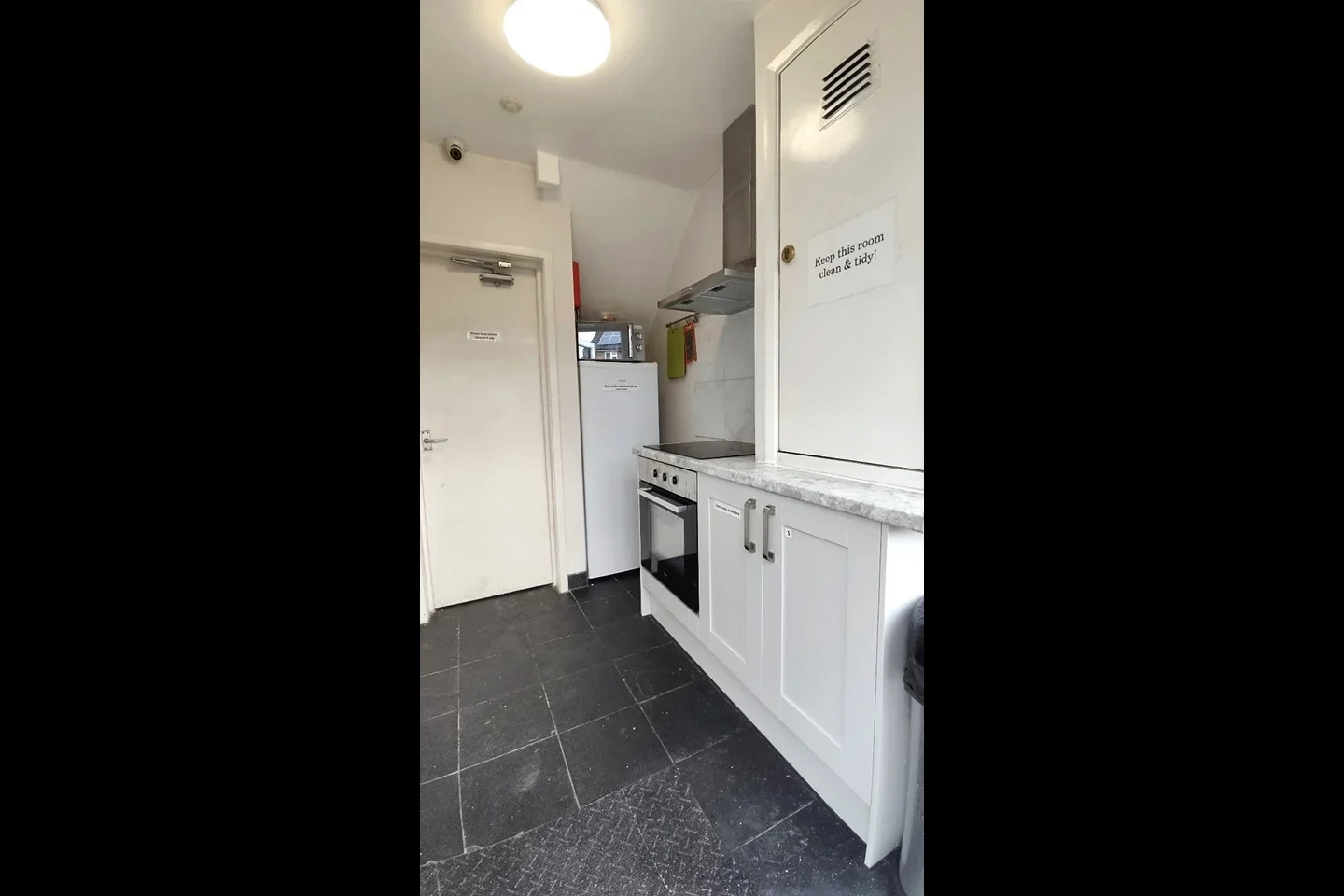 Room Bletchingley Road in Reigate and Banstead