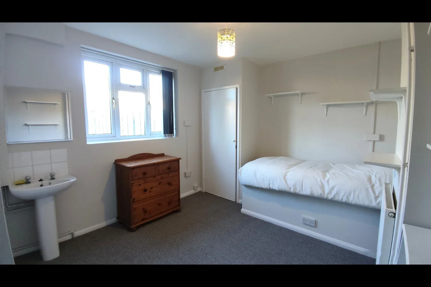 Room Bletchingley Road in Reigate and Banstead