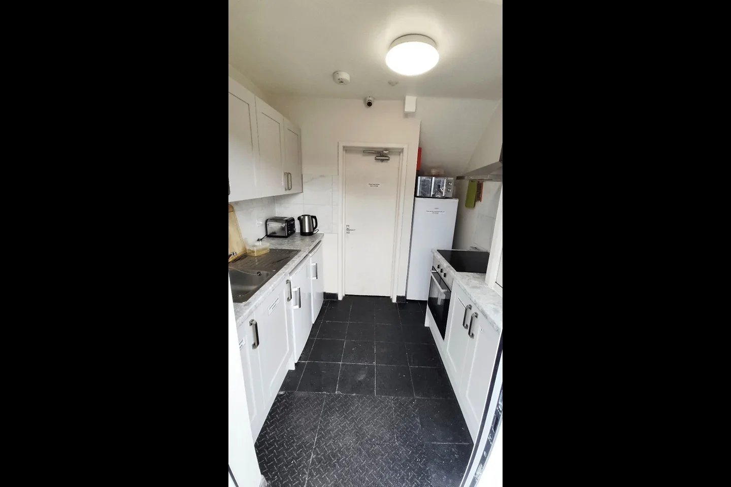 Room Bletchingley Road in Reigate and Banstead