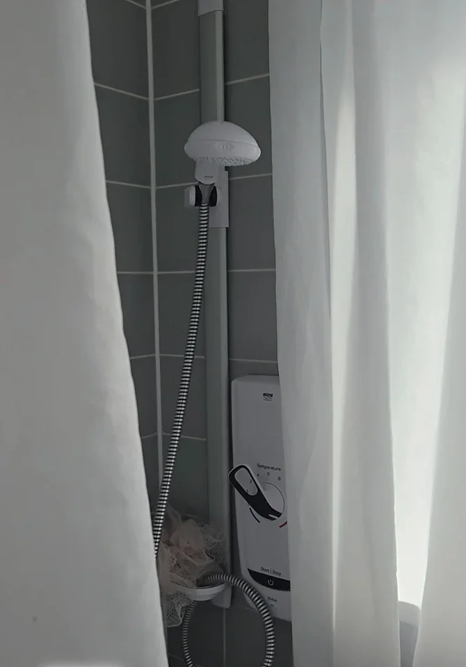 Room Warbank Crescent in Greater London