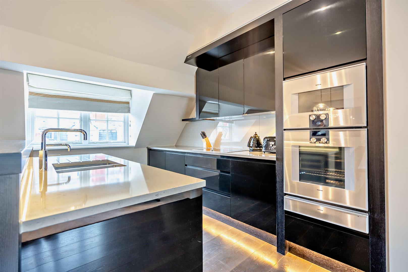 Flat Duke Street in City of Westminster